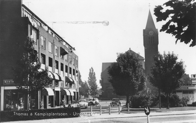 605741 Gezicht op het Thomas à Kempisplantsoen te Utrecht met op de achtergrond de Gerardus Majellakerk.